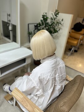 カリーナ(CARINA) ホワイトカラー/ホワイトブロンド