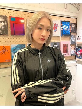 ルーム(Loom.) ハイトーンボブ ブロンドボブ 切りっぱなしボブ ぱっつん前髪