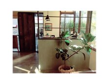 日の光と木の温かみのある店内からはアロマの香りが…