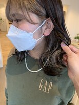 クマ(kuma.)&nbsp;インナーカラーベージュ/ミディアムヘア/ゆるウェーブ