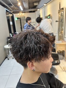 アイズ 海老名(AIZU) ツイストスパイラルパーマ　センターパート刈り上げマッシュ韓国