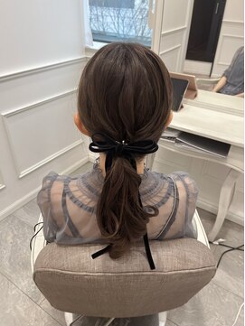 リルミー(Lilme) 【ヘアメ】お呼ばれローポニー*新井