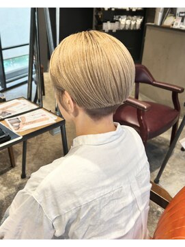 インス(ensue) ショート★ハイトーンダブルカラーブリーチミルクティーカラー