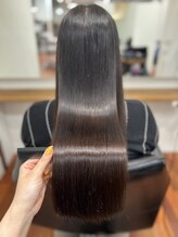 “うねり・広がり”をただ伸ばすだけでなく、思わず触れたくなる艶髪へ。GRAN LUSSOの髪質改善ストレート  