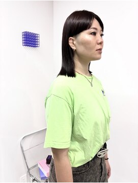イラカ(elaka) ワインレッド×刈り上げ×ミディアムボブ