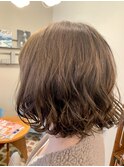 外ハネパーマスタイル。