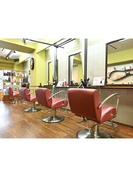 一人のスタイリストが仕上げまで担当するので、髪の悩みも気軽に相談できる！居心地の良さも魅力♪