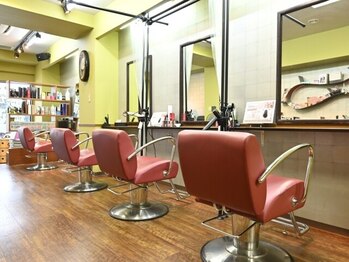 アルモニ(hARmoNiE)の写真/一人のスタイリストが仕上げまで担当するので、髪の悩みも気軽に相談できる!居心地の良さも魅力♪