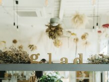 グラッド ナチュラル ヘアー(glad NATURAL HAIR)の雰囲気（光が差し込み、緑が多い店内で自分史上最高に可愛いに出会えます）