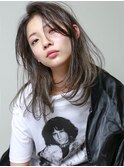 long(フォギーベージュ、透け感カラー、濡れ髪スタイリング)