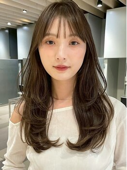 ミディアムレイヤーで品よく可愛く。毛先の柔らかい動きが表情を明るく見せ、全体の印象もぐっとやさしく◎