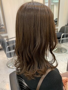 エスカーラ 表参道(THE ESCALA) こっくりベージュで艶感×透明感【タビラマユミ】