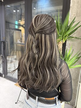 ルーフアクト(LUFE act) ハーフアップも映えるコントラストハイライトカラー