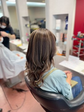 美容室シンプル ウィン(Simple Win) 白髪ぼかしナチュラルハイライト♪