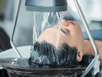 ユニ(yuni)の写真/フルフラットシャンプー台完備★ファインバブルで頭皮環境を整える◎贅沢な癒しの時間をお過ごしください♪