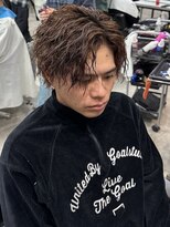 イーラ(era) ツイストスパイラルパーマセンターパート茶髪眉毛刈り上げ