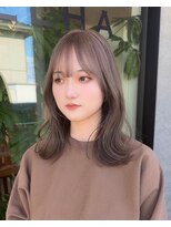 ジゼラ(GISELA)&nbsp;グレージュ くびれヘア  ブリーチカラー 韓国ヘア