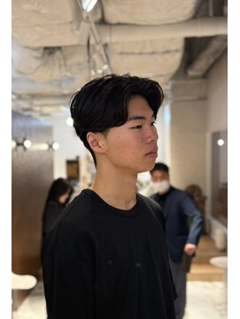 ウノプリールヴァモス(unopulir Vamos) メンズ短めセンターパート刈り上げあり