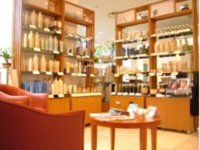 mewe橋本ファッションビル1Fに店舗有 AVEDAショップ店舗内に併設