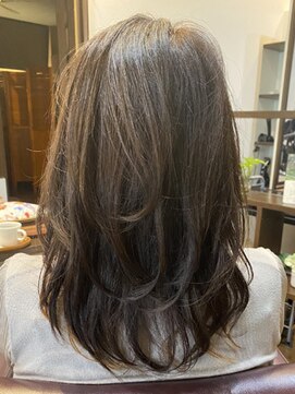 リラエミュー(rela emu) 「インナーカラー」で「おしゃれで元気なスタイル」