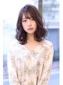 落ち着いた雰囲気のフェミニンミディ