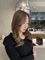 ニーイチイチ(211) グレージュカラー/ホワイトグレージュ