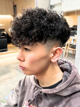 エルマーク 梅田中津(L-MARK) スペインカールスパイラルパーマツイストパーマフェード短髪