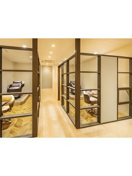 周囲が気にならない落ち着いた個室サロン◎空間とインテリアにこだわり抜いた個室を２室完備[髪質改善]