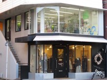 ホリデイズ HOLIDAYSの雰囲気（ショップの上の階です。ガラス張りの明るい店内です）