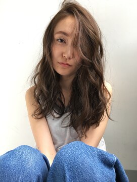 ニキータ(Nikiita) ドライな質感とくすみ感たっぷりなロング