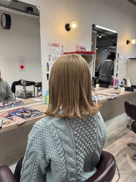 コワファースト長崎シャンプーボーイ 2nd(COIFF1RST 長崎 SHAMPOO BOY) ぱつっとボブ 外ハネボブ ハイトーンカラー