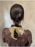リボンが映えるタイトポニーアレンジ
