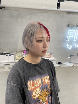 ファイブバイジエクト 堀江(FIVE by The Ect) ツートンカラー　ホワイトカラー　赤髪　ウルフボブ　ウルフヘア