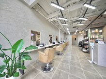 ヘアーアンドケアブラスト(HAIR CARE Blast)の雰囲気（お客様のカラーが映えるよう、店内モノトーンを基調とした空間）