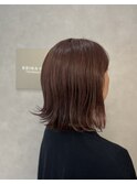 オレンジのイヤリングカラーとオレンジブラウン外はねスタッフ