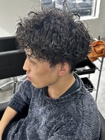 ヒュイル バイ ニアウ(Hwyl by Niau)&nbsp;メンズアップバングパーマ波巻パーマスパイラルパーマ刈り上げ