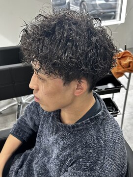 ヒュイル バイ ニアウ(Hwyl by Niau) メンズアップバングパーマ波巻パーマスパイラルパーマ刈り上げ