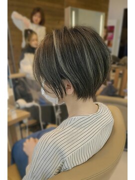 ロハスバイケンジ(LOHAS by KENJE) 【小田急相模原】白髪ぼかしハイライト×ショート