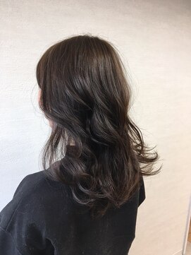 ラキ(laki) 濃いめグレージュ