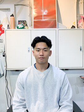 メリケンバーバーショップ フクオカ(MERICAN BARBERSHOP FUK) フェザーパーマサーフカール刈り上げセンターパート