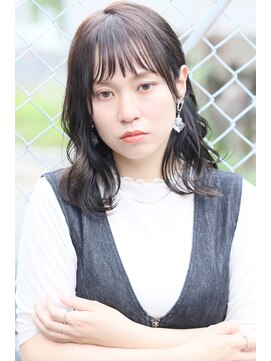 スリーヌーン(THREE noon) 暗髪 耳掛けラフウェーブ