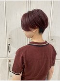 ハンサムショート刈り上げ女子レッドカラーセンターパート