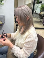 ライファイ(LAIFAI) 透明感グレージュカラーとレイヤースタイル
