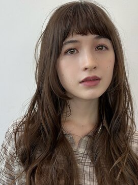 透け感ベージュとパッツンバング