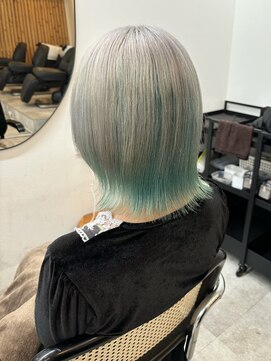 ドットハリス(.Hallis) ホワイトシルバー/インナーカラー/ウルフカット/髪質改善