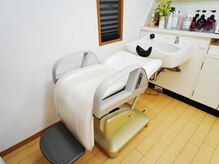 ヘアーサロン ジラフ(hair salon Giraffe)の雰囲気（フルフラットのシャンプー台でくつろいでください…）