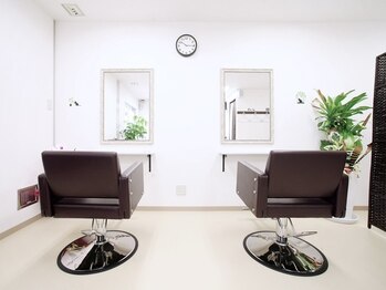 美容室 風(KAZE)の写真/【下松】2席のみ×白を基調とした心地良い空間♪マンツーマン施術なので気になる髪のお悩みもご相談下さい