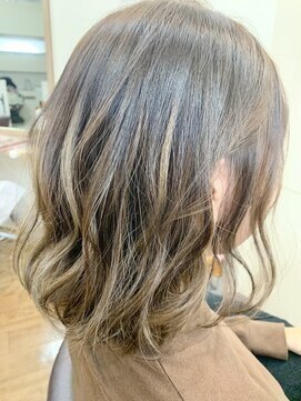 シロ(siro) ハイライト×柔らかボブ