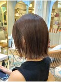 切りっぱなし艶カラーワンレン外はねボブ