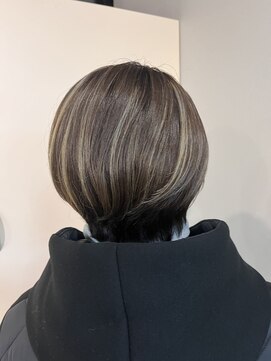 エレファントノーズ ハイライトカラーショートボブ